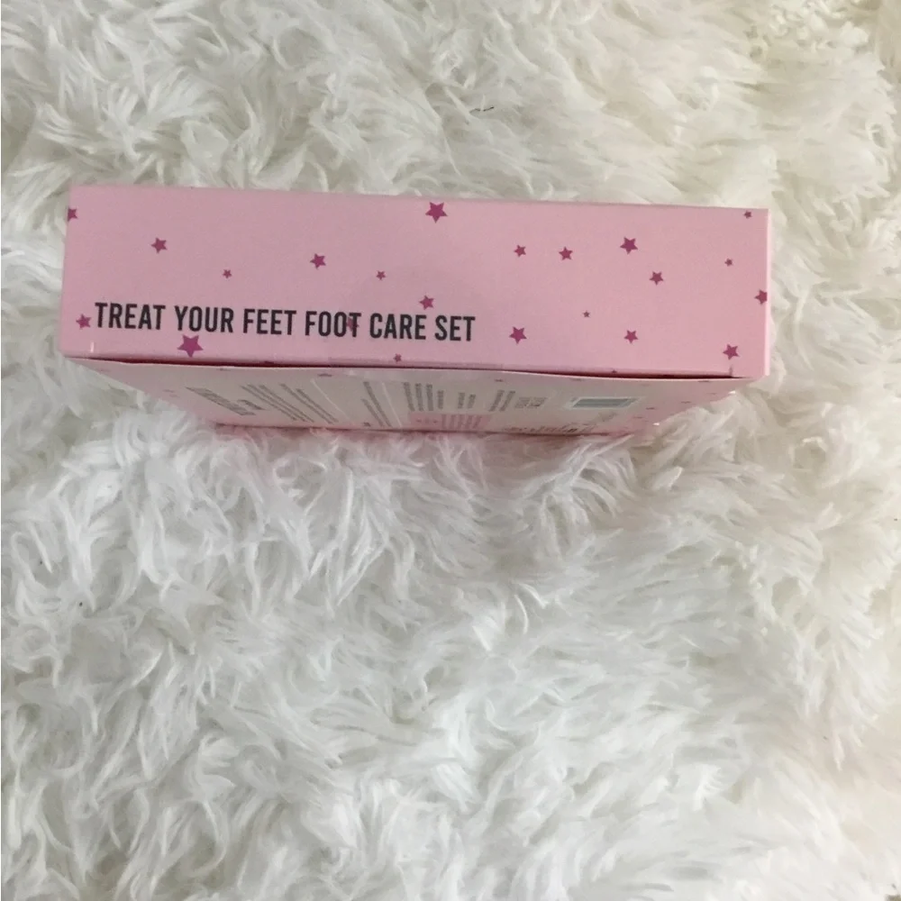 The Vintage Cosmetic Company foot care set lotion and. Socks